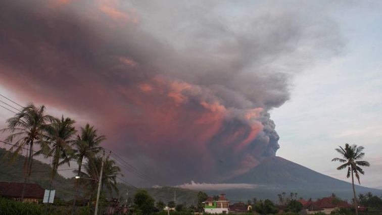 Agung last erupted in 1963 killing more than 1 000 people and razed several villages.