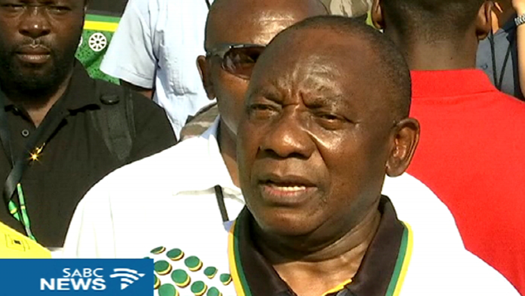 Cyril Ramaphosa engaged with conference attendees and vendors during a walkabout around the centre.