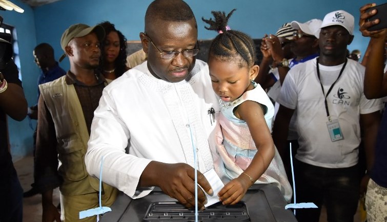Sierra Leone's people party presidential candidate former general Julius Maada Bio casts his ballot at the polling station in Freetown on March 31, 2018 during Sierra Leone presidential run-off.  
Voting began in Sierra Leone in the final round of a delayed run-off presidential election after a campaign marked by verbal sparring, sporadic violence and a last-minute legal battle. / AFP PHOTO / ISSOUF SANOGO