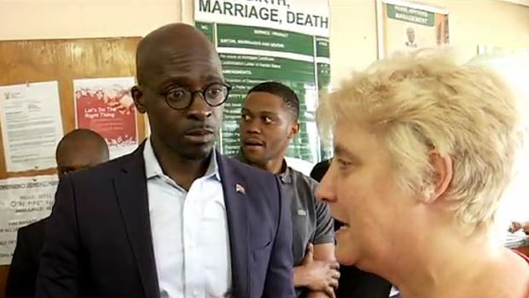 Home Affairs Minister, Malusi Gigaba paid a surprise visit to the Randburg office on Saturday.