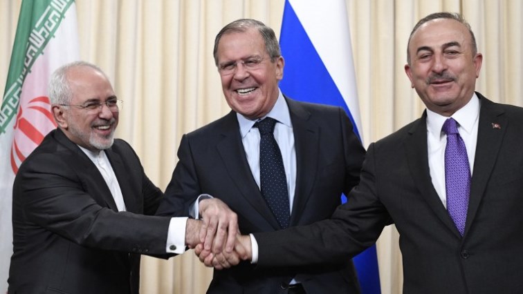 Russian Foreign Minister Sergei Lavrov (C), his Iranian counterpart Mohammad Javad Zarif (L) and Turkish Foreign Minister Mevlut Cavusoglu shake hands at the end of a joint press conference following their talks in Moscow on April 28, 2018. / AFP PHOTO / Alexander NEMENOV