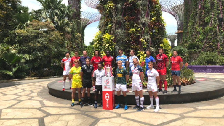 Sixteen captains all pose for the #Singapore7s.