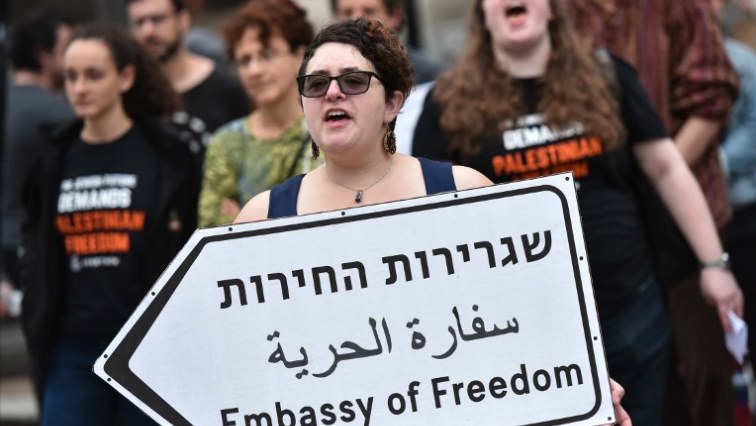 Demonstrators took part in a protest outside of the Trump International Hotel in Washington, DC, against the opening of the US Embassy in Jerusalem  on May 14, 2018. / AFP PHOTO / Mandel NGAN