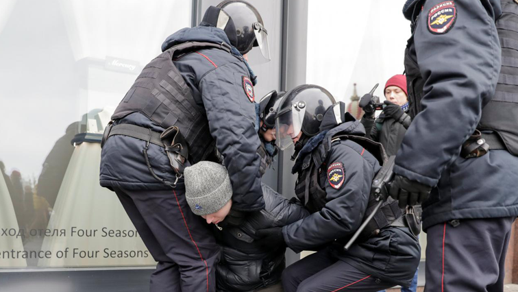 The European Union slammed "police brutality and mass arrests" after nearly 1600 protesters including opposition leader Alexei Navalny were on Saturday detained in 27 Russian cities.