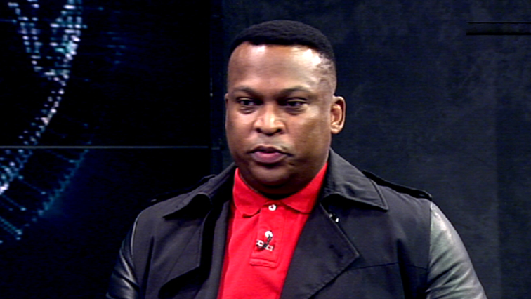 Sport Presenter Robert Marawa will be present a show both on Radio 2000 and Metro FM simultaneously.