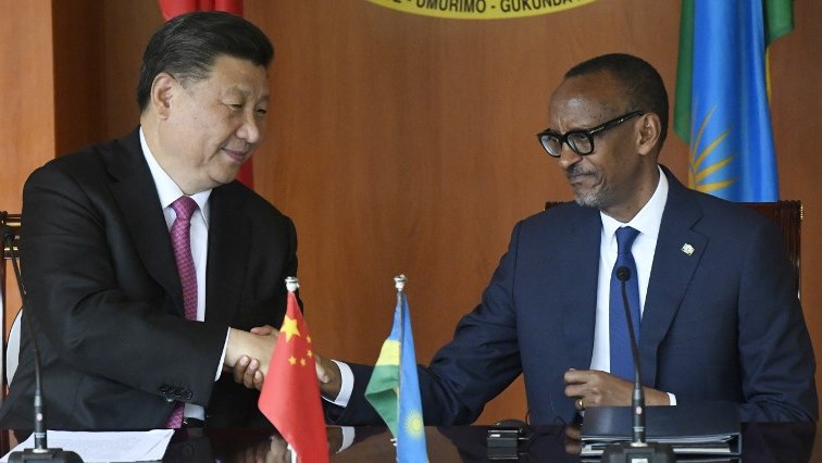 Chinese President Xi Jinping (L) and Rwandan President Paul Kagame attend a media briefing at the Urugwiru State house in Kigali.