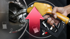 Hand filling fuel to a car with a red arrow.