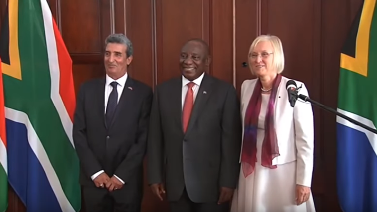 Ramaphosa standing with 2 ambassadors