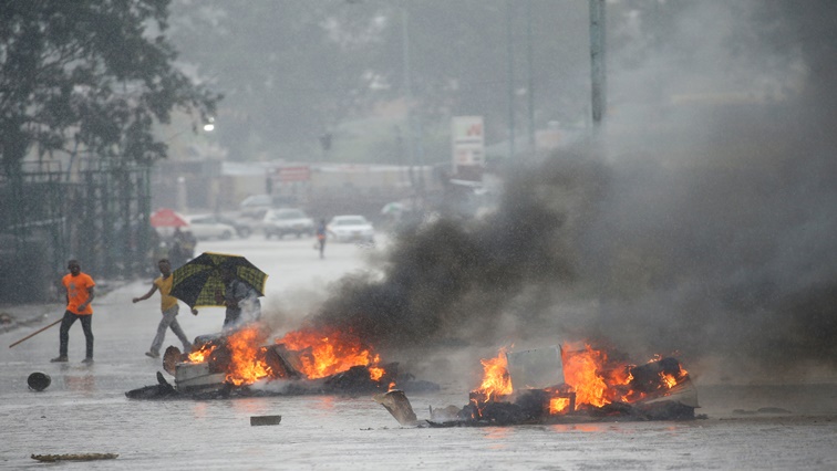 Barricades burn as rain falls during protests in Harare, Zimbabwe January 14, 2019. REUTERS/Philimon Bulawayo