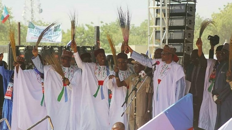 Nigerian President Muhammadu Buhari (4R) flanked by All Progressives Congress (APC) party's national secretaries.