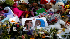 Flowers-and-cards-seen-at-Christchurch-shooting.