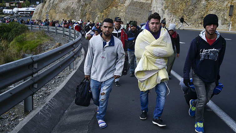 Venezuelans walking to Peru