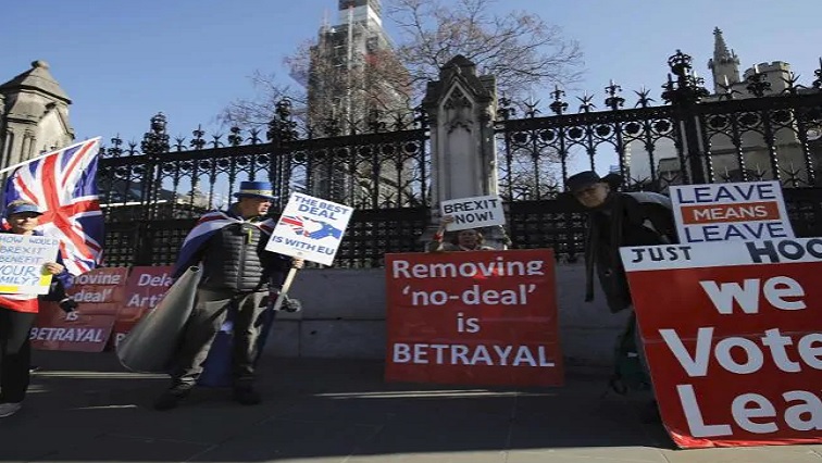 Anti-Brexit activists (L) and pro-Brexit activists demonstrate outside of the Houses of Parliament in London on February 25, 2019.