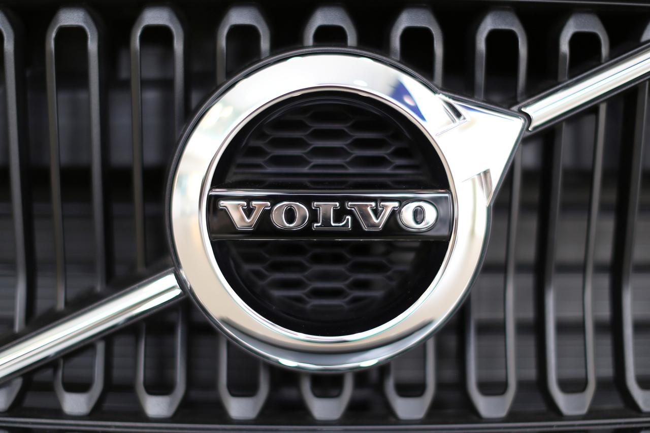 Volvo Cars has pledged to offer only hybrid and electric versions on new models from 2019 and aims to have them account for half of its sales by 2025.