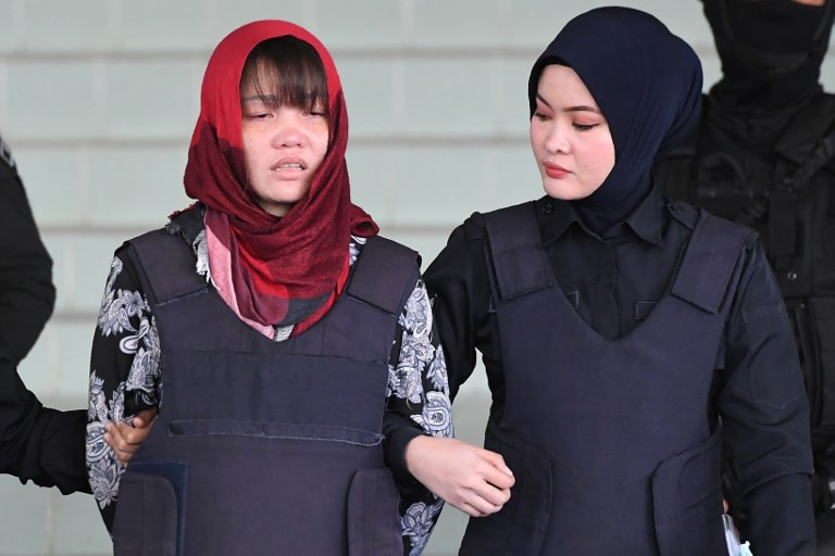 Vietnamese national, Doan Thi Huong (L) leaves Shah Alam High Court escorted by Malaysian police, outside Kuala Lumpur on March 14, 2019.