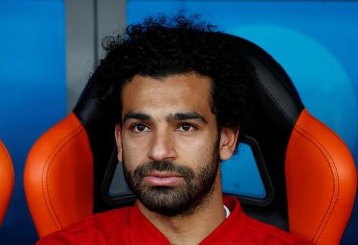 Foto del viernes de Mohamed Salah en el banco de suplentes de Egipto en el choque ante Uruguay.