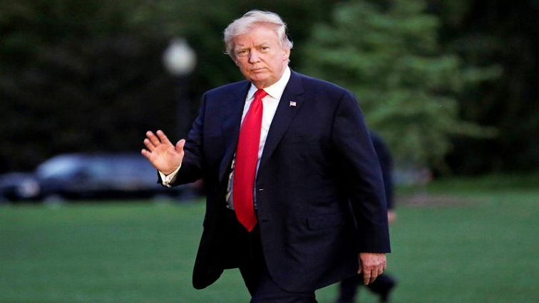 Donald Trump waving to photojournalists