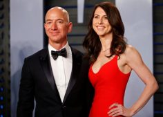 2018 Vanity Fair Oscar Party – Arrivals – Beverly Hills, California, U.S., 04/03/2018 – Amazon CEO Jeff and wife MacKenzie Bezos