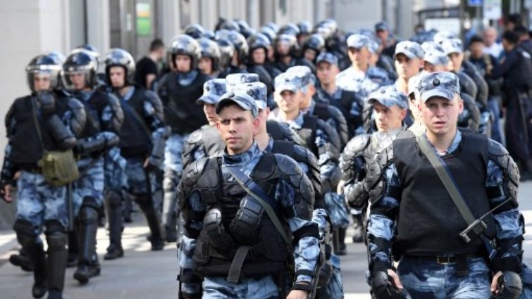 Servicemen of the Russian National Guard walk on Moscow's Tverskaya street during an unauthorised rally demanding independent and opposition candidates be allowed to run for office in local election.