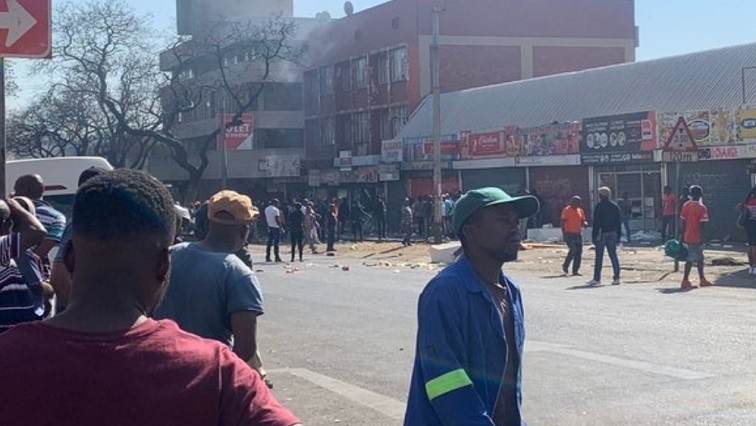 A group of about 3 000 people have been dispersed from the CBD in order for fire fighters to extinguish fires at several businesses.