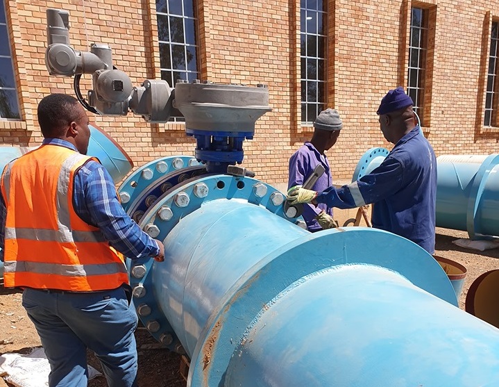 Construction workers in Sol Plaatje Municipality working on the water pipeline.