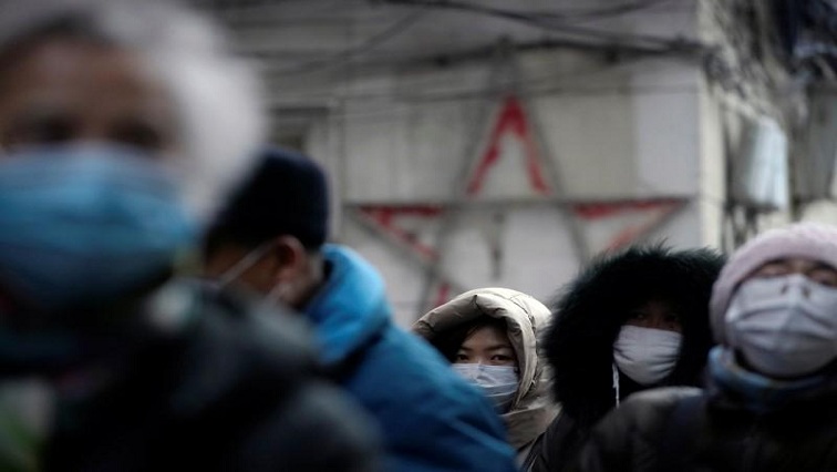 China stepped up measures to contain a virus that has killed 25 people and infected more than 800, with public transport suspended in 10 cities.