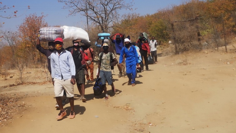 [File image] Foreign nationals crossing from Zimbabwe to South Africa.