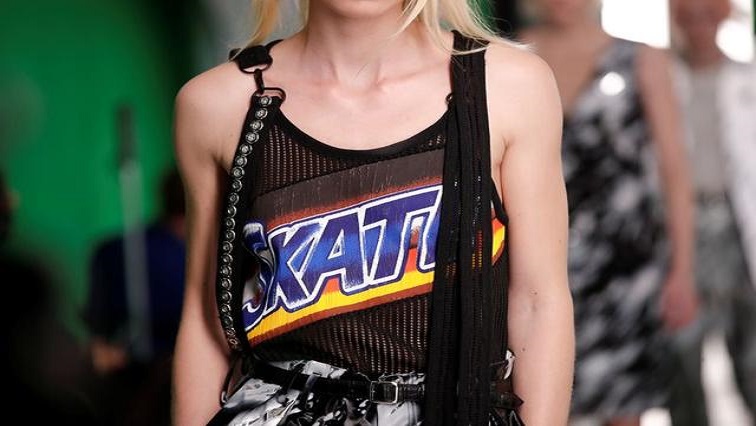 The look was the first one to cross the runway and was followed by others like "Skate" or "Bounce", on outfits with a skater-vibe.