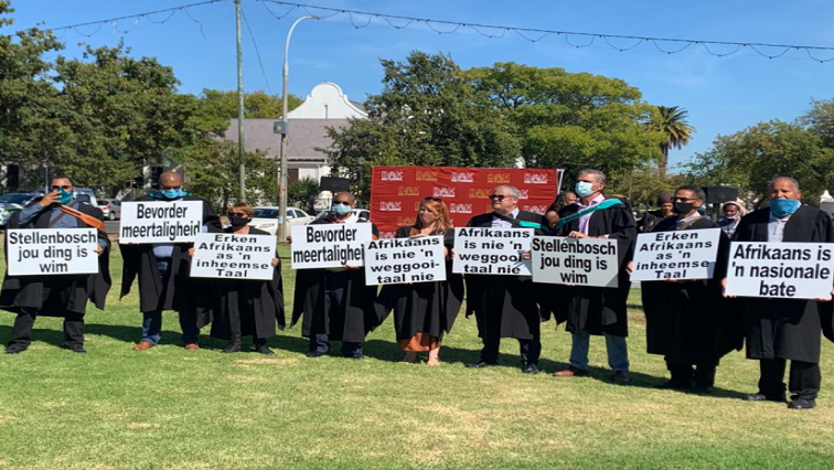 The DAK Network has delivered a memorandum of grievances to the management of Stellenbosch University demanding the protection of the Afrikaans language.