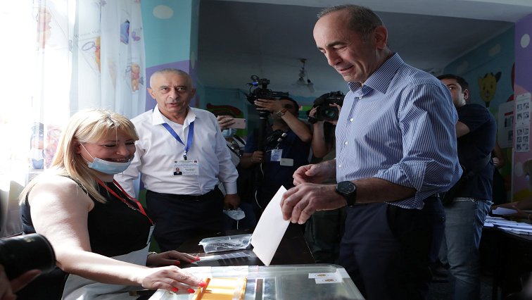Both Nikol Pashinyan and Robert Kocharyan voted on Sunday morning in the capital Yerevan.