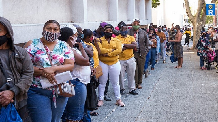 [File photo] Hundreds of people queue to enter the Department of Labour in Cape Town.