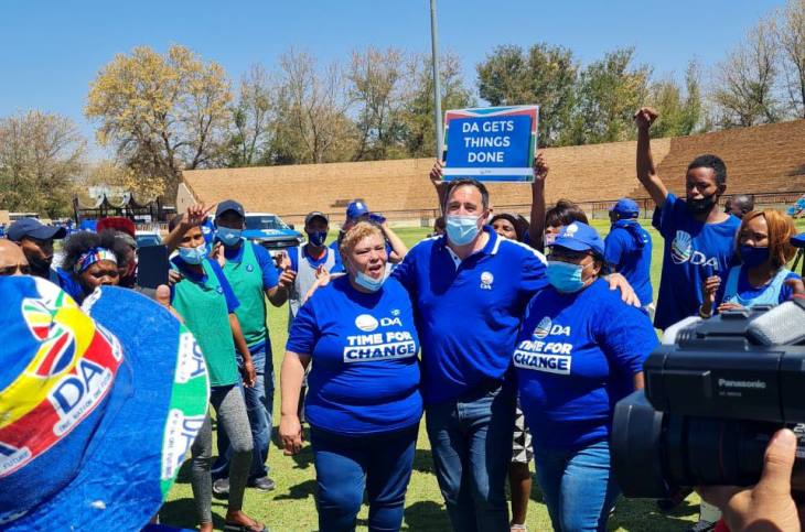 File image: DA leader John Steenhuisen and party members seen at a campaign event in the Northern Cape.