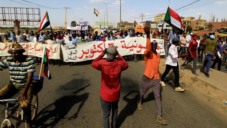 Orang-orang memprotes setelah Dewan Kedaulatan transisi dibentuk di Sudan – SABC News