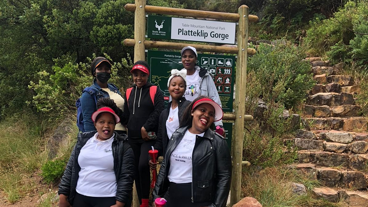 Capetonians muncul dalam jumlah untuk membantu membersihkan Table Mountain sebagai bagian dari ‘Take A Hike Day’ Internasional – SABC News