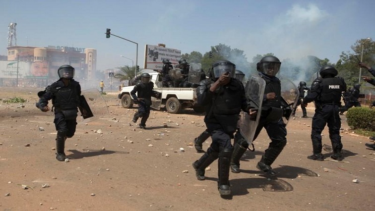 Kelompok bersenjata bunuh tujuh petugas polisi di Burkina Faso utara – SABC News
