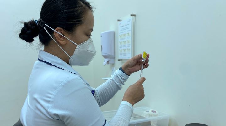 A medical worker prepares a vaccination against the coronavirus disease (COVID-19), in Dubai, United Arab Emirates December 28, 2020. Picture taken December 28, 2020.