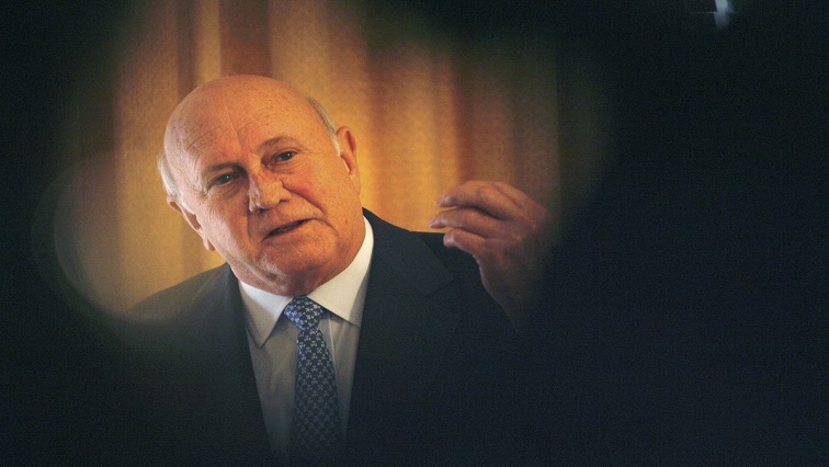 Former South African President FW de Klerk addresses a news conference in Cape Town, July 26, 2007.