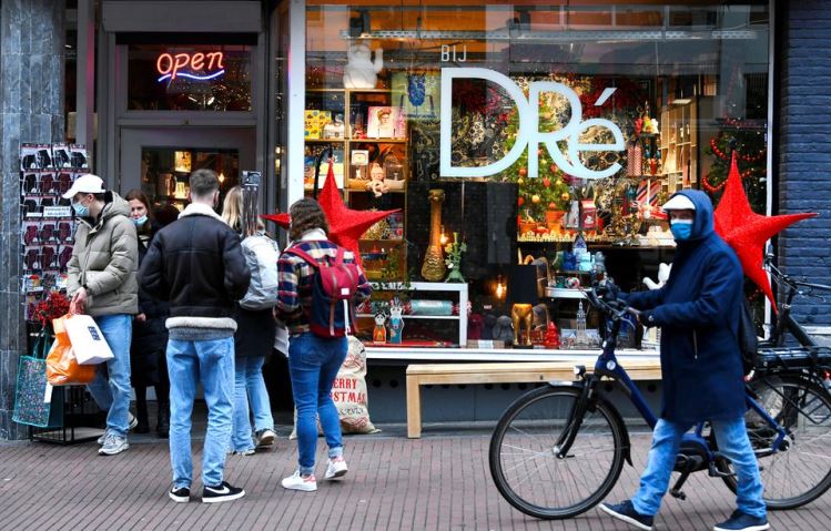 People do their Christmas shopping before the Dutch government's expected announcement of a "strict" Christmas lockdown to curb the spread of the Omicron coronavirus variant, in the city centre of Nijmegen, Netherlands December 18, 2021.