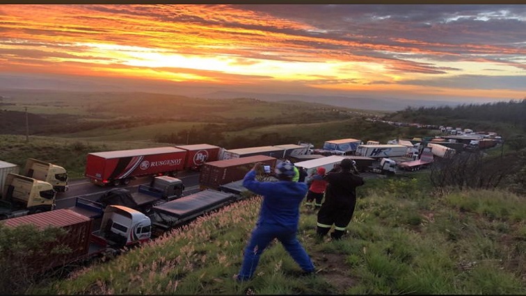 Polisi KZN bekerja untuk membersihkan tumpukan truk di N3 Van Reenen’s Pass – SABC News