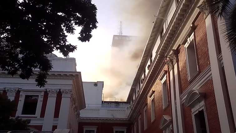 Atap runtuh karena gedung parlemen terbakar – SABC News