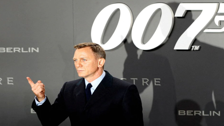 Inggris menghormati ilmuwan dan petugas medis COVID, aktor Bond Daniel Craig – SABC News