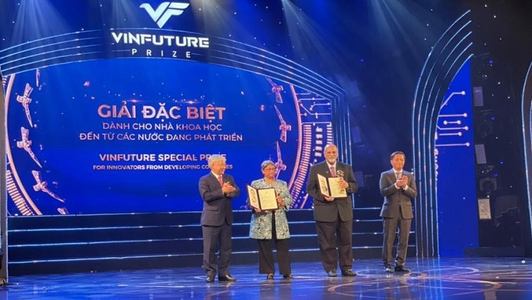 Profesor KwaZulu-Natal menerima Hadiah VinFuture di Vietnam untuk penelitian inovatif tentang pencegahan HIV di SA – SABC News