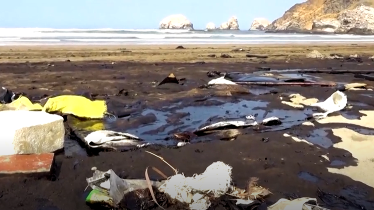 Image of the coastal area following an oil spill in Peru.
