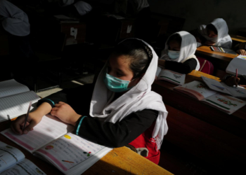FILE PHOTO: A 4th grade primary school student attends a class in Kabul, Afghanistan, October 25, 2021. REUTERS/Zohra Bensemra/File Photo