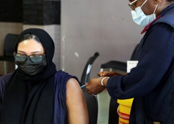 A healthcare worker administers the coronavirus disease (COVID-19) vaccine to a pregnant woman, amidst the spread of the SARS-CoV-2 variant Omicron, in Johannesburg, South Africa, December 9, 2021.