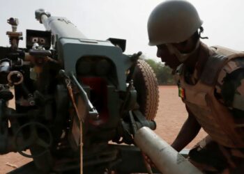 A Malian soldier of the 614th Artillery Battery is pictured during a training session on a D-30 howitzer with the European Union Training Mission (EUTM)