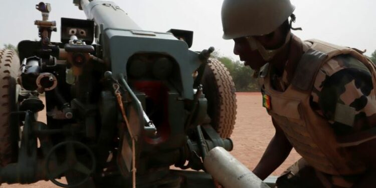 A Malian soldier of the 614th Artillery Battery is pictured during a training session on a D-30 howitzer with the European Union Training Mission (EUTM)