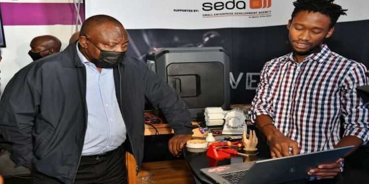 President 
@CyrilRamaphosa
 taken on a guided tour of the facility by Joseph Ndaba, CEO of Mafikeng Digital Innovation Hub as part of the Presidential Imbizo in North West, March 12, 2022.