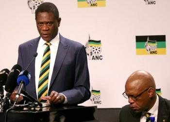 [FILE IMAGE] ANC Treasurer-General Paul Mashatile and ANC spokesperson, Pule Mabe (sitting), briefing the media on the party's NEC outcomes