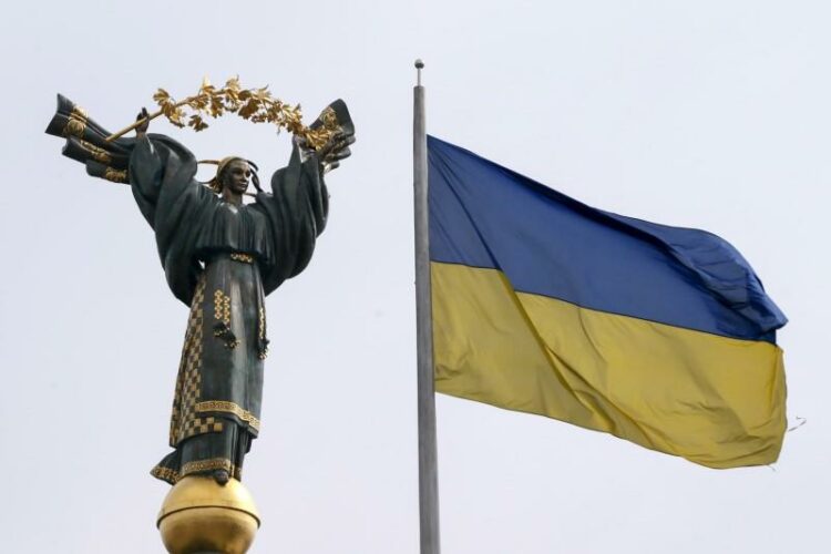 A view shows the Independence Monument and the Ukrainian national flag in Independence Square in central Kiev, Ukraine, April 11, 2016